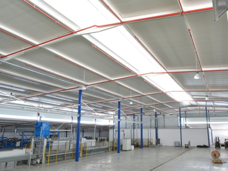 Sistema de techo industrial con aislamiento térmico integrado